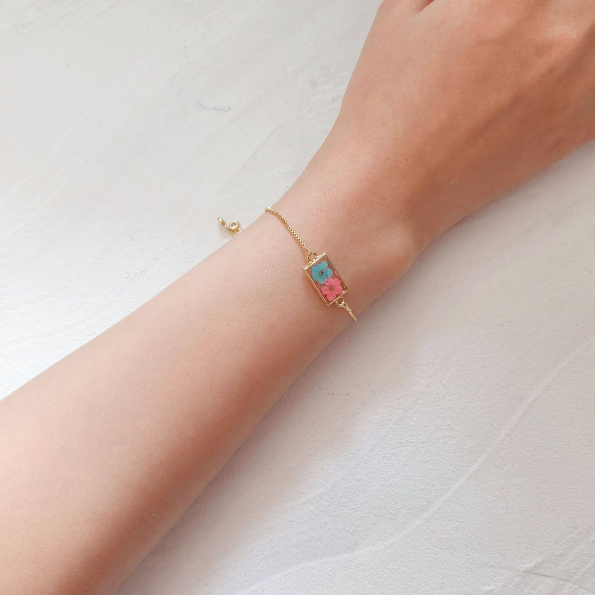 Preserved Geometric Dried Flower Slider Bracelet, Botanical Resin Jewelry, Adjustable Nature Inspired Bracelet, Gift for Her